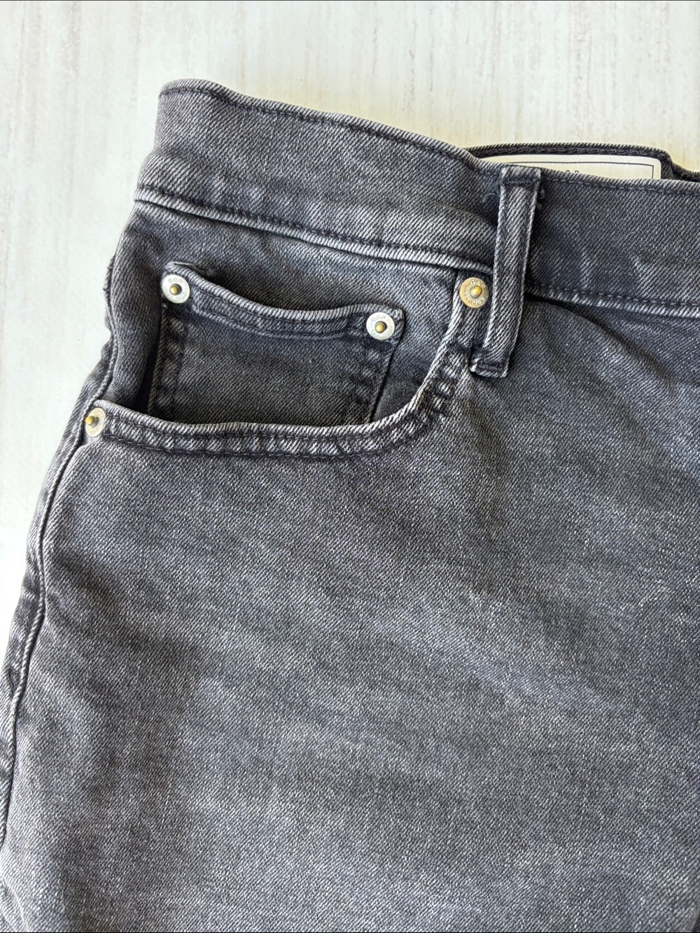 Women’s Black Gap Mid Rise Denim Jean Shorts Size 31 With 5” Inseam Exc Cond - Picture 4 of 17